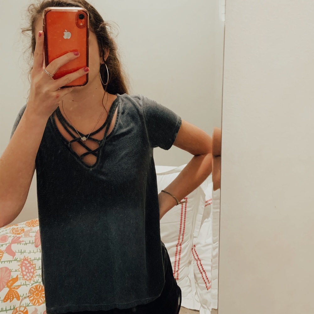 grey tee
